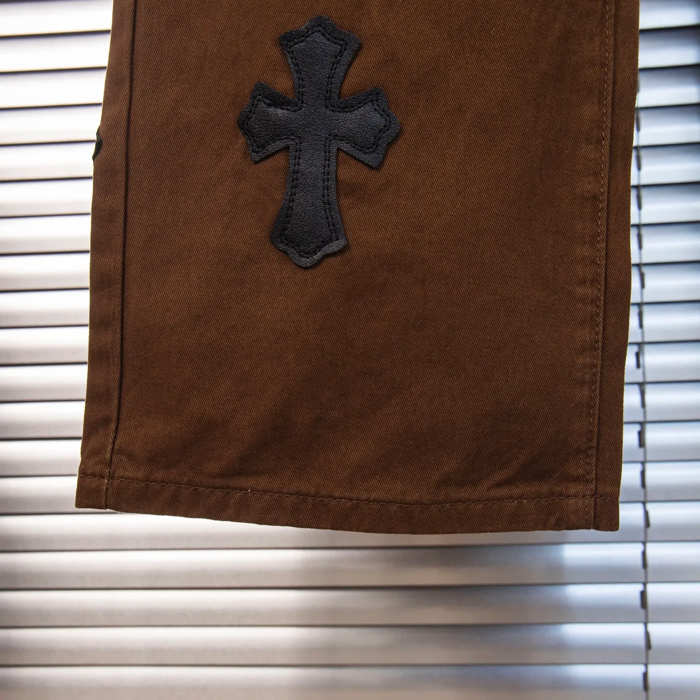 P260 Chrome Hearts | Chrome Hearts Brown Casual Cross Patched Leather Jeans - Full of exploring the ultimate in fashion, Chrome Hearts' new Chrome Hearts pants cleverly integrate camouflage cross, camouflage cross and other elements to break traditional boundaries. Mattyboy's clever fusion of overalls and khaki jeans, the same style, brings endless matching inspiration to fashionistas! Whether it is daily wear or a trendy try, these pants can bring you an excellent fashion experience. Style number: 1754# Color: casual brown Size: 28 30 32 34